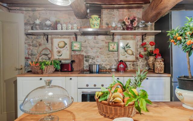 Villa Hugo in Lucca With 5 Bedrooms and 6 Bathrooms