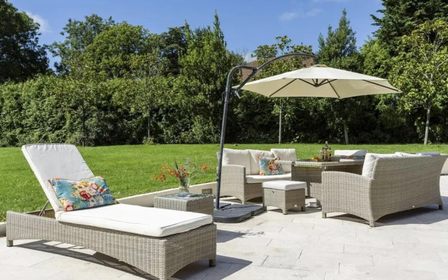 Sleeps10/18-parking-garden-pool-hottub-balcony