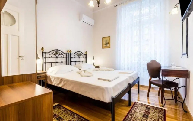 Neoclassical apartment with 3 bedrooms in Piraeus