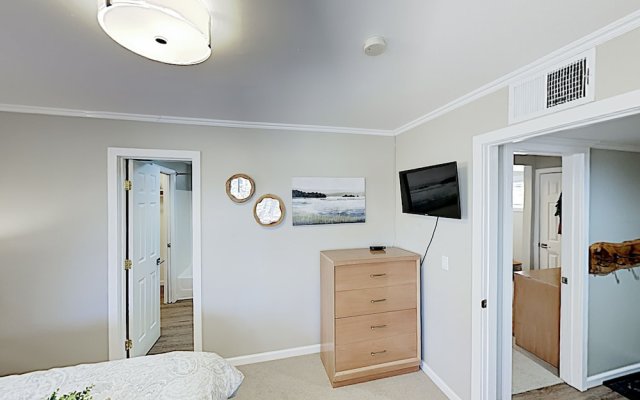 New Listing! Charming Ski W/ Large Deck 2 Bedroom Cabin