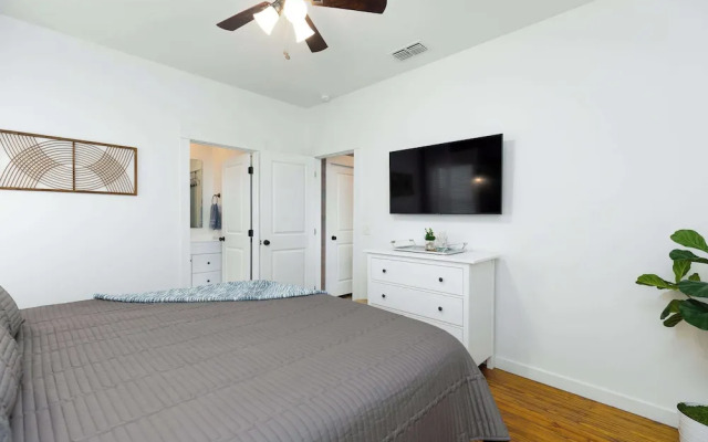 Comfy 3bdr Right in Town Sleeps 10