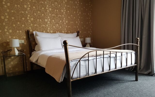 Redline Hotel