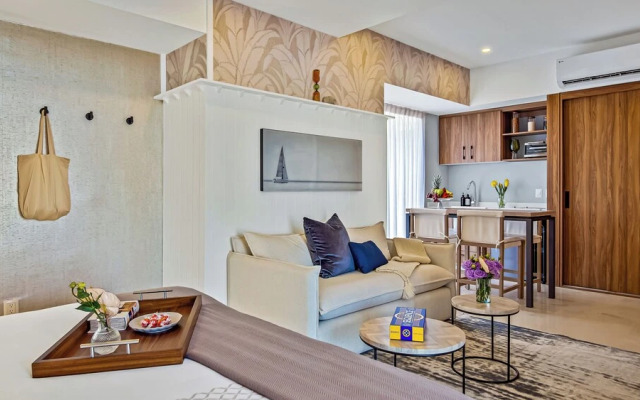 Stunning Beachfront Condo - Sea Views