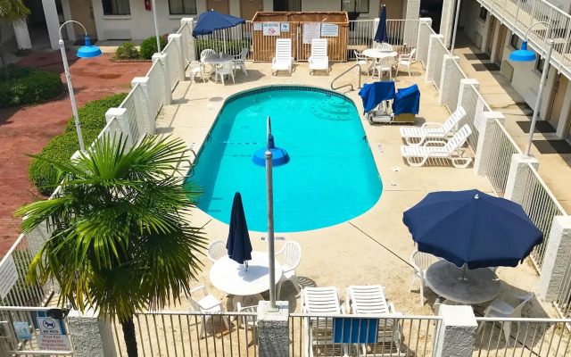 Super 6 Inn & Suites Baton Rouge