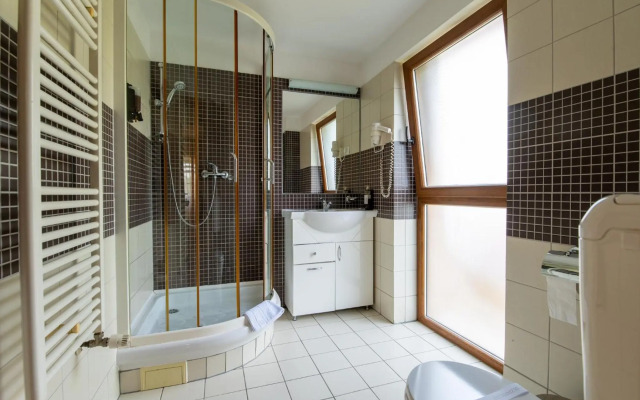 Hotel Oxford Inn & Suites