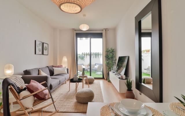 Deluxe Apartment Downtown with Pool and Parking