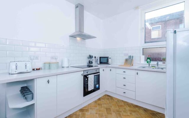 Comfy Four Bedroom House with parking
