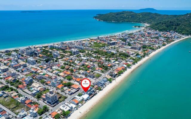 Triplex beira mar com 04 suítes para 12 pessoas.