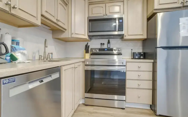 Walk to Beach: Condo w/ Balcony in Hilton Head