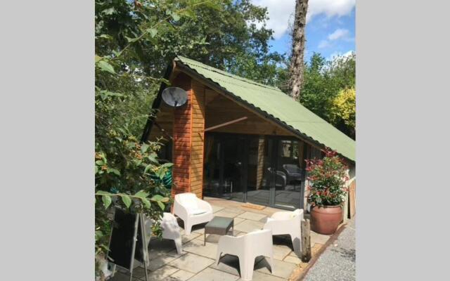 The Shed . A cosy, peaceful, 96% recycled, chalet.