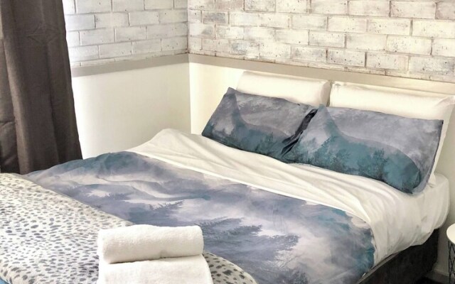 24 Hotham 3 Bedroom Renovated Apartment