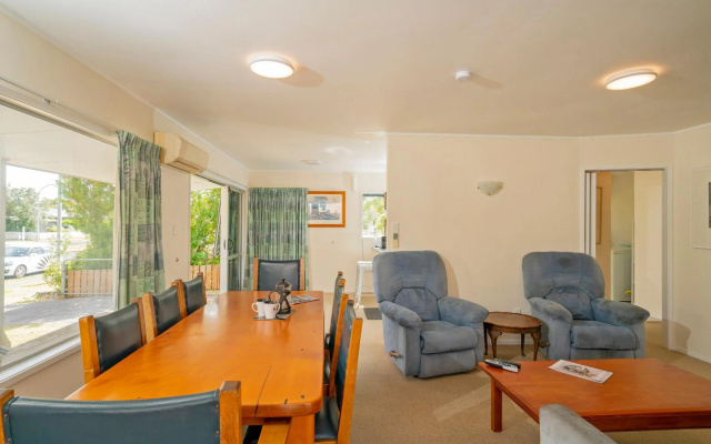 Park Drive - Whangamata Holiday Home – Guest Rooms – Whangamata