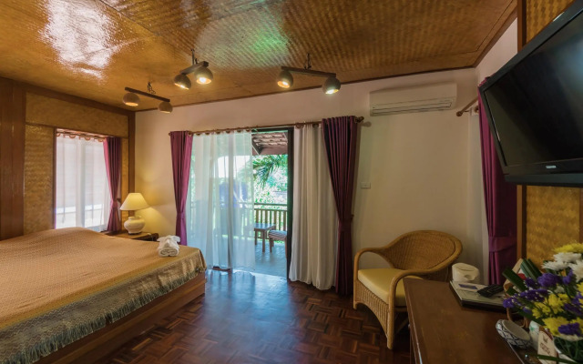 Coral Hotel Bangsaphan