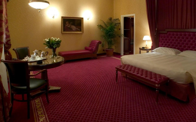 Maxim Hotel