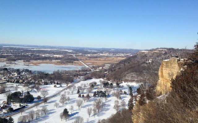 Norwood Inn & Suites La Crosse