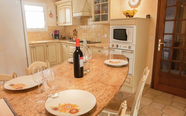 Fabulous Holiday Home With Swimming Pool in Narbonne