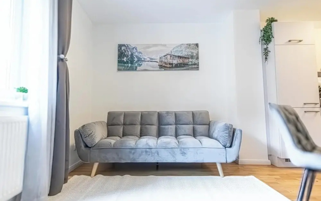 9 Min to City Center 1BR 1LR Balcony