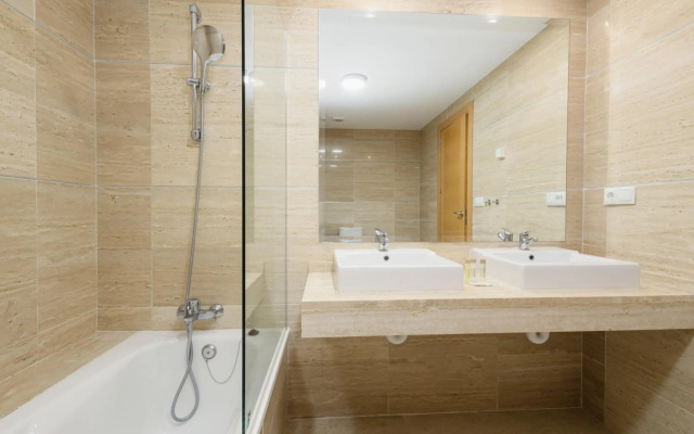 Modern and luxurious holiday home with sea views in Benahavís