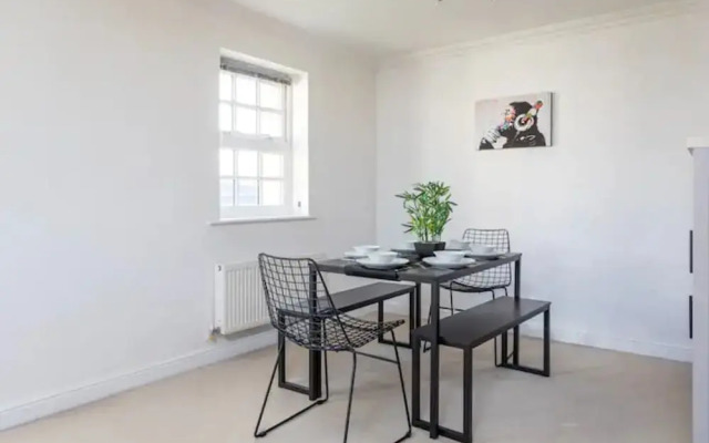 Spacious 3 Bedroom Apt With Parking