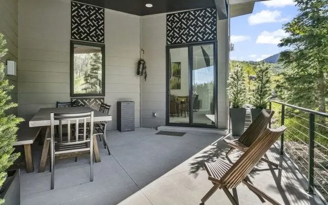 9005B - Luxury Two Bedroom + Den 2 Home