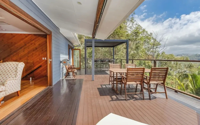 Hillcrest Retreat with River Views