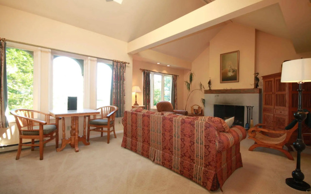 Spinnakers Brewpub & Guesthouses