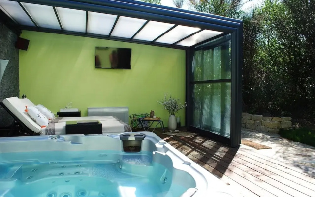 Studio in Roquefort-la-bédoule, With Pool Access, Enclosed Garden and