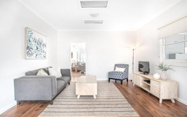 Beached Inn' 93 Foreshore Drive - Spacious Beach Front House – Guest Rooms – Salamander Bay