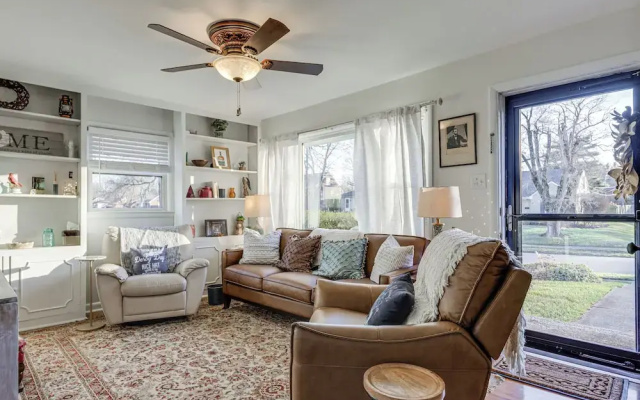 Lovely Lexington Home: 4 Mi to Downtown!