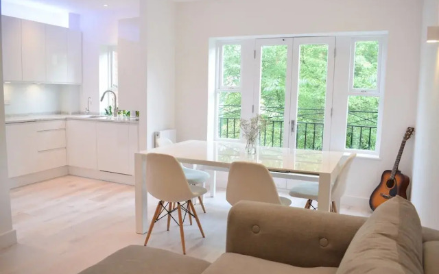 Stylish 2 Bedroom Apartment in Queen's Park