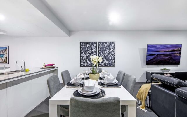 Low floor - Sleeps 8 - Circle on Cavill - Wow Stay