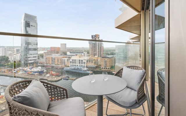 Stunning two Bedroom Docklands Apartment With Balcony