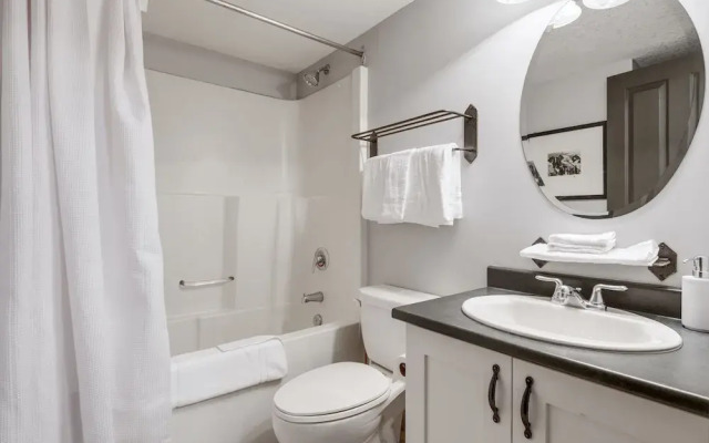 LARGE 3-Br 3-Ba | Ski In/Out | Pool & Hot Tubs | Central Upper Village Location