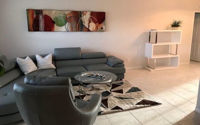 Alisa's Dream Villa on the Canal