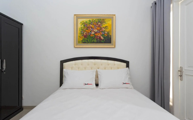 RedDoorz @ Kayu Manis Timur