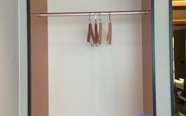 Wuhan Lanjing Hotel (Sports Center Dongfeng Company Subway Station)