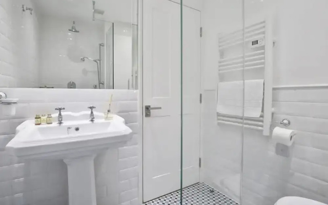 Newly Refurbished Flat With Great Transport Links