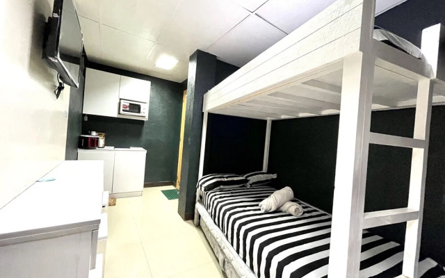 Super OYO 910 Sabaidee Suites