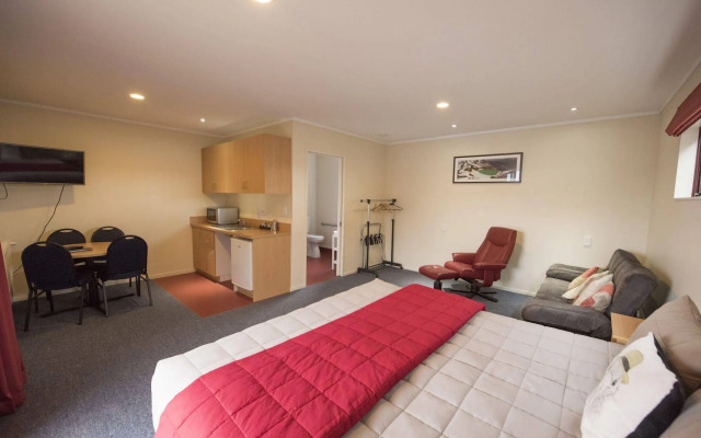 Adventure Lodge & Motel