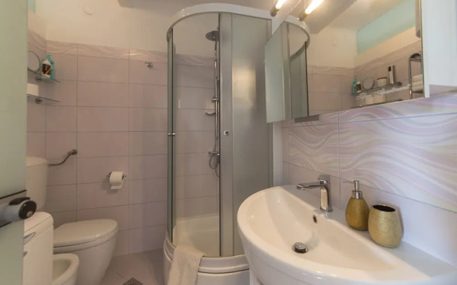 Tifani Apartment