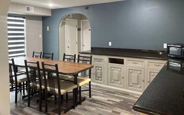 Econo Lodge Inn & Suites