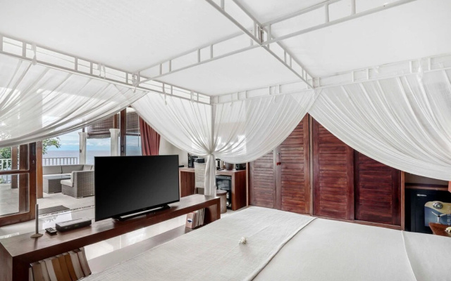 Villa Eden Roc by Alfred in Bali - Luxury Beachfront 3BR Villa With Infinity Pool Amed – Guest Rooms – Bunutan