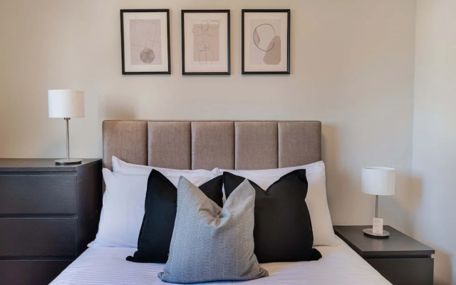 Phaedrus Living Evergreen City Flat