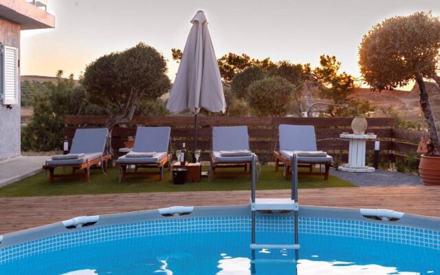 Sunset Bliss Villa in Karteros