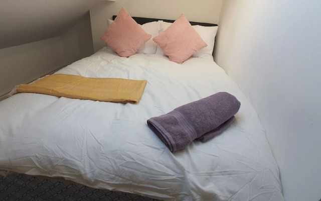 Room in Guest Room - Nice Large Room in Coventry