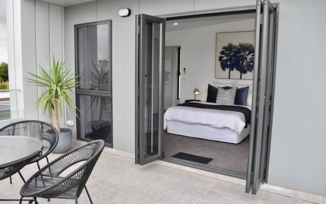 Brand New 2 Bed Apartment with Stunning City Views – Guest Rooms – Melbourne
