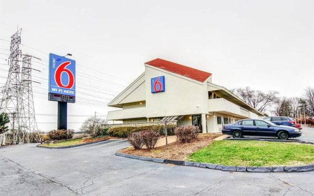 Motel 6 Florissant, MO