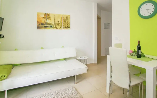 Nice Decorated one Bedroom Apartment With Balcony, Private Parking - Apartment in Porec - Photo 5