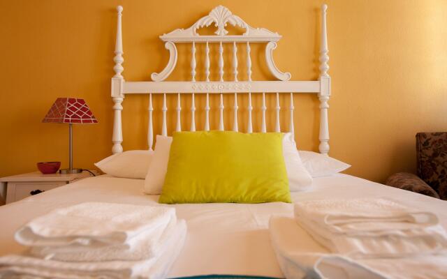 Ericeira Chill Hill Hostel & Private Rooms - Peach Garden