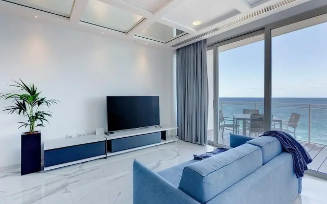 Stunning Apt Sea Views in Tigne Point, With Pool